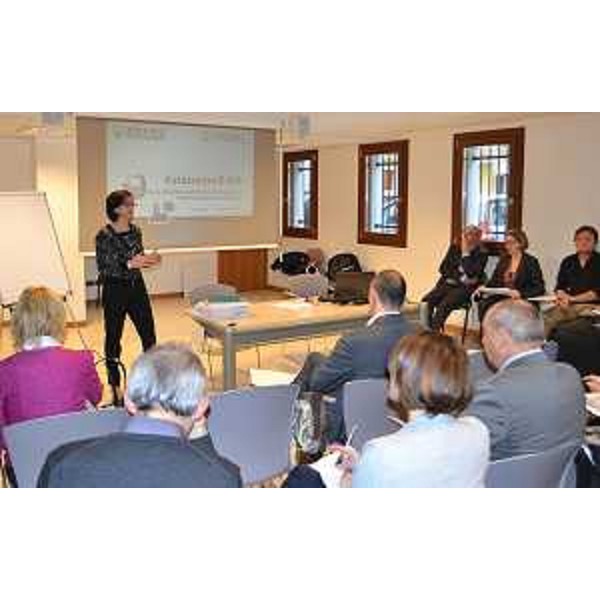 Sara Vito (Assessore regionale Ambiente ed Energia) alla presentazione del nuovo software per gli autocontrolli nelle aziende produttive che hanno obbligo di ottenere l'Autorizzazione Integrata Ambientale (AIA), nella sede dell'ARPA FVG - Palmanova 12/11/2014