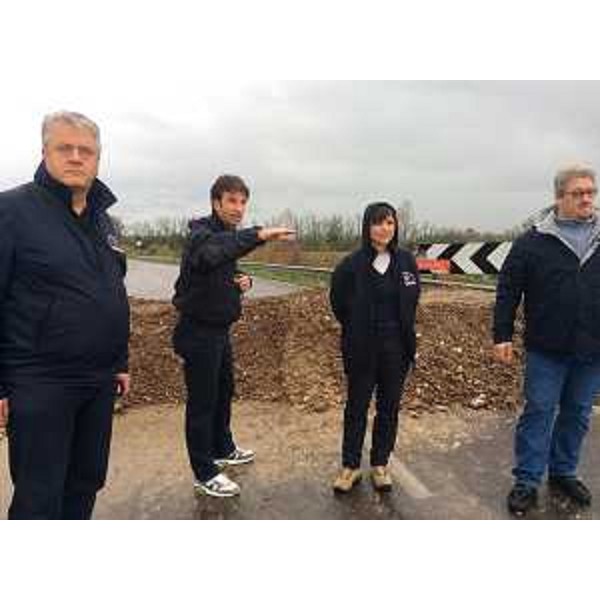 Guglielmo Berlasso (Direttore Protezione civile FVG) e Debora Serracchiani (Presidente Regione Friuli Venezia Giulia) in sopralluogo all'argine di protezione dell'abitato di Bressa sulla strada statale 14 - 12/11/2014