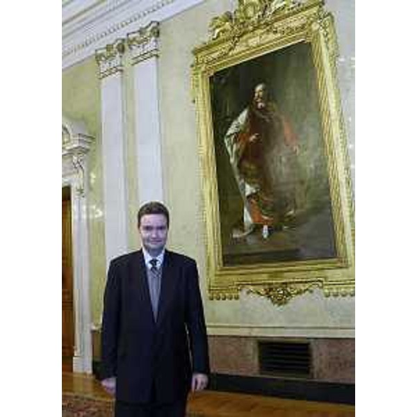 L'arciduca Giorgio d'Asburgo-Lorena accanto al ritratto di Francesco Giuseppe, imperatore d'Austria-Ungheria, nella sede della Presidenza della Regione Friuli Venezia Giulia - Trieste 07/11/2014