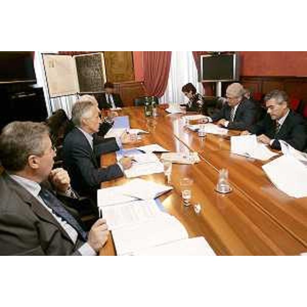 Incontro del Presidente del Friuli Venezia Giulia, Riccardo Illy, con i parlamentari eletti in FVG. Riccardo Illy incontra i parlamentari eletti in FVG per illustrare l'Atto aggiuntivo al Protocollo d'intesa tra la Regione FVG e la Presidenza del Consiglio dei Ministri. Presenti all'incontro Manlio Contento AN, Ivano Strizzolo ULIVO, Sabina Siniscalchi PRC, Carlo Pegorer ULIVO. (Roma 18/09/07)