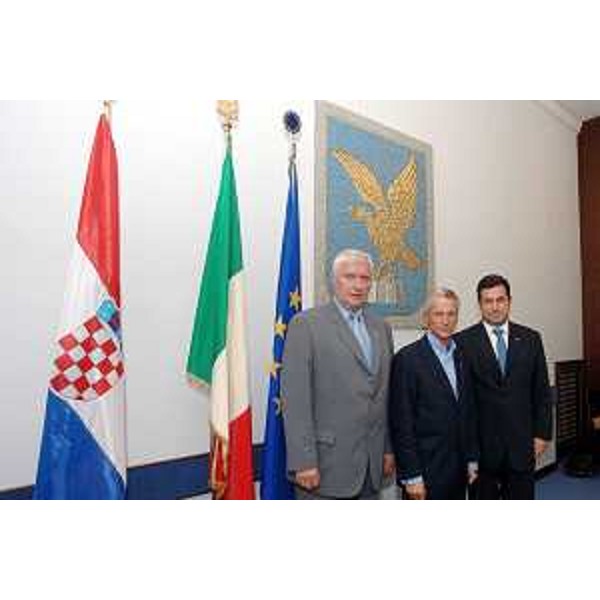 Riccardo Illy (Presidente Regione Friuli Venezia Giulia), Franco Iacop (Assessore regionale Relazioni internazionali) e Josip Friscic (Presidente Contea croata di Koprivnica-Krizevci) nel corso della sottoscrizione dell'Accordo bilaterale tra la Regione FVG e la Contea croata di Koprivnica-Krizevci, a Trieste. (Trieste 19/09/07)