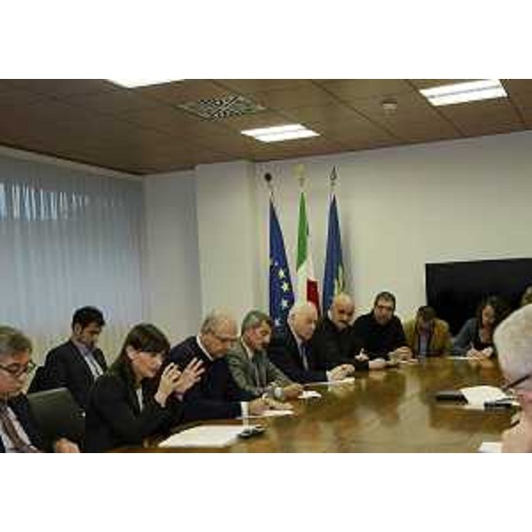 Francesco Peroni (Assessore regionale Finanze, Patrimonio, Coordinamento e Programmazione Politiche economiche e comunitarie) e Debora Serracchiani (Presidente Regione Friuli Venezia Giulia) al Tavolo di concertazione con le parti sociali, convocato per illustrare la Finanziaria regionale 2015 - Udine 13/11/2014