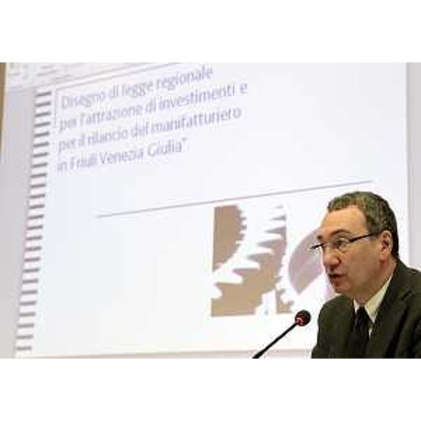 Sergio Bolzonello (Vicepresidente Regione FVG e assessore Attività produttive) illustra il ddlr per l'Attrazione di Investimenti e per il Rilancio del Manifatturiero in FVG, nell'Auditorium della Regione - Udine 13/11/2014