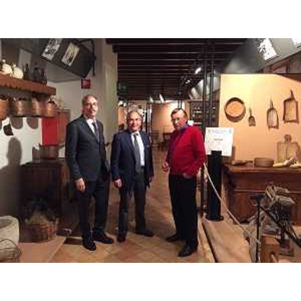 Gianni Torrenti (Assessore regionale Beni culturali, Sport e Solidarietà), Antonio Di Bisceglie (Sindaco San vito al Tagliamento) e Gianni Buiat (Guida museale) nel Museo annesso a Palazzo Altan – San Vito al Tagliamento 10/11/2014