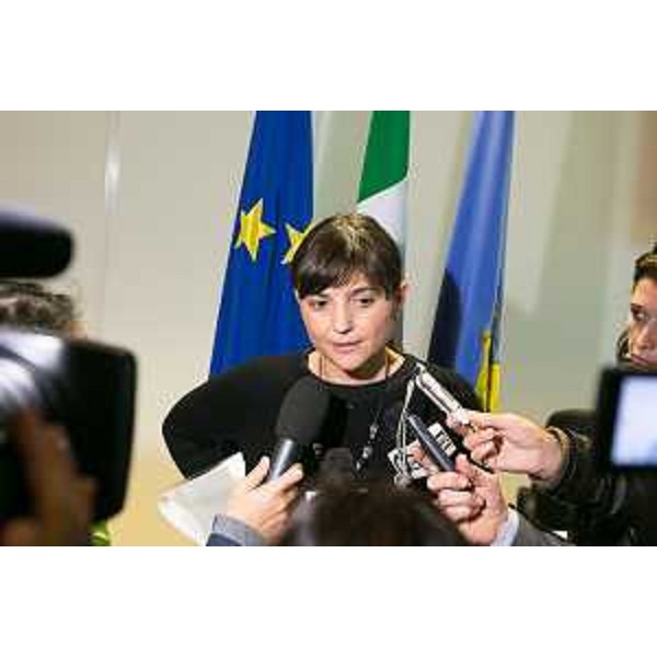 Debora Serracchiani (Presidente Regione Friuli Venezia Giulia) in conferenza stampa sull'approvazione definitiva del disegno di legge Finanziaria e Bilancio di previsione per il 2015 da parte della Giunta regionale del FVG - Udine 14/11/2014