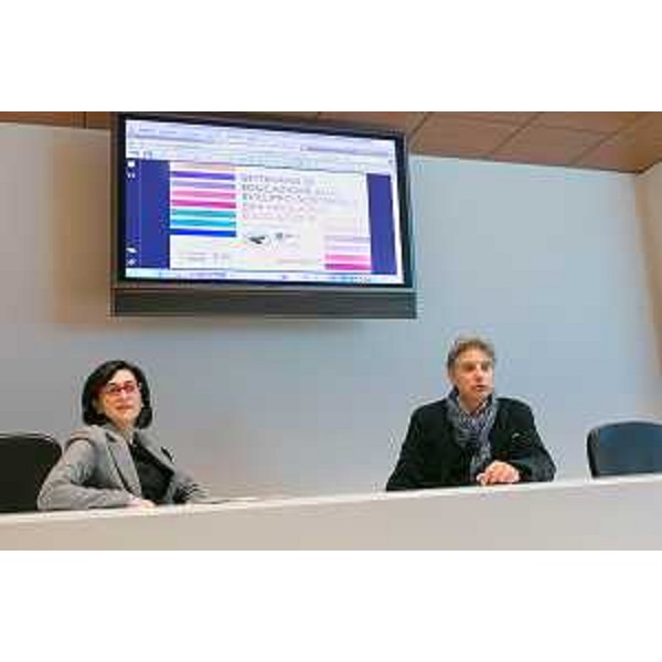 Sara Vito (Assessore regionale Ambiente) e Sergio Sichenze (Direttore Laboratorio Regionale di Educazione Ambientale - LaREA di ARPA FVG) alla presentazione della Settimana Unesco di Educazione allo sviluppo sostenibile - Udine 14/11/2014