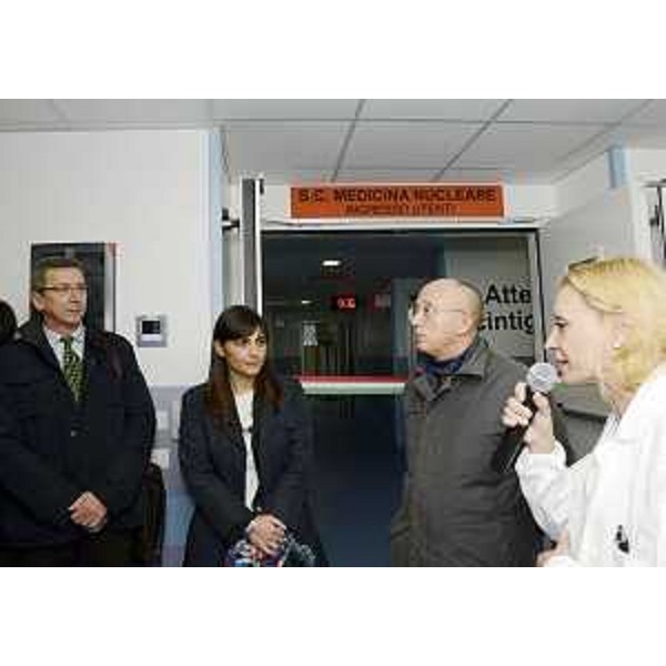 Adriano Marcolongo (Direttore centrale Salute, Integrazione sociosanitaria, Politiche sociali e Famiglia), Debora Serracchiani (Presidente Regione Friuli Venezia Giulia), Francesco Cobello (Direttore generale Azienda Ospedaliero-Universitaria "Ospedali Riuniti" Trieste) e Franca Dore (Direttore Struttura Complessa Medicina Nucleare AOUTS) all'inaugurazione del nuovo reparto di Medicina Nucleare dell'Azienda Ospedaliero-Universitaria "Ospedali Riuniti" di Trieste (AOUTS), all'Ospedale di Cattinara - Trieste 17/11/2014