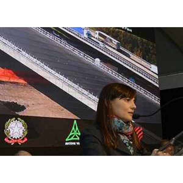 Debora Serracchiani (Presidente Regione Friuli Venezia Giulia) alla cerimonia d'inaugurazione ufficiale del primo lotto della terza corsia dell'Autostrada A4, sul nuovo ponte sul fiume Piave - Noventa di Piave 17/11/2014
