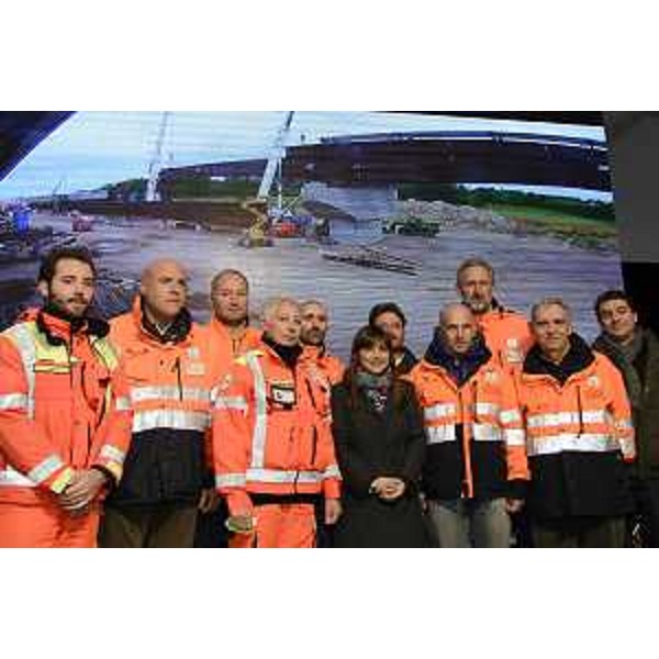 Debora Serracchiani (Presidente Regione Friuli Venezia Giulia), tra tecnici e maestranze, alla cerimonia d'inaugurazione ufficiale del primo lotto della terza corsia dell'Autostrada A4, sul nuovo ponte sul fiume Piave - Noventa di Piave 17/11/2014