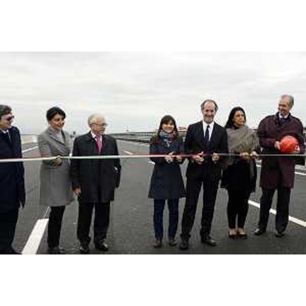 Maurizio Castagna (Amministratore delegato Autovie Venete S.p.A.), Mariagrazia Santoro (Assessore Infrastrutture Regione FVG), Emilio Terpin (Presidente Autovie Venete S.p.A.), i presidenti di Regione Debora Serracchiani (Friuli Venezia Giulia) e Luca Zaia (Veneto) e Marialuisa Coppola (Assessore Infrastrutture Regione Veneto) alla cerimonia d'inaugurazione ufficiale del primo lotto della terza corsia dell'Autostrada A4, sul nuovo ponte sul fiume Piave - Noventa di Piave 17/11/2014