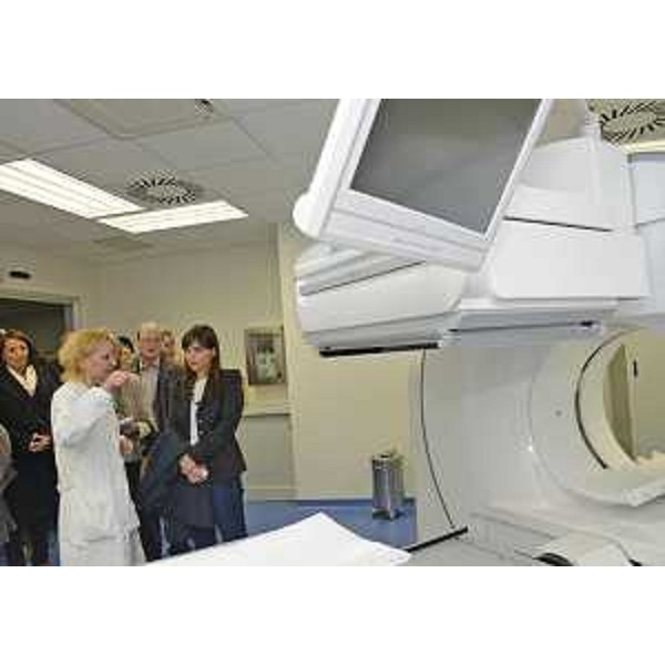 Franca Dore (Direttore Struttura Complessa Medicina Nucleare AOUTS) accompagna Debora Serracchiani (Presidente Regione Friuli Venezia Giulia) nel nuovo reparto di Medicina Nucleare dell'Azienda Ospedaliero-Universitaria "Ospedali Riuniti" di Trieste (AOUTS), all'Ospedale di Cattinara - Trieste 17/11/2014