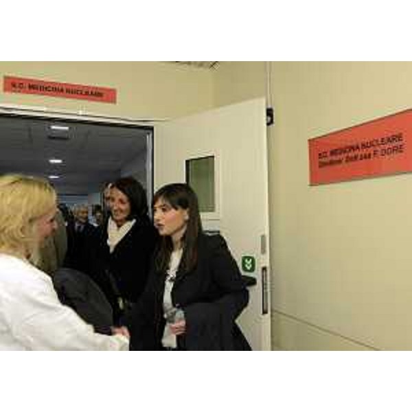 Franca Dore (Direttore Struttura Complessa Medicina Nucleare AOUTS) accompagna Debora Serracchiani (Presidente Regione Friuli Venezia Giulia) nel nuovo reparto di Medicina Nucleare dell'Azienda Ospedaliero-Universitaria "Ospedali Riuniti" di Trieste (AOUTS), all'Ospedale di Cattinara - Trieste 17/11/2014