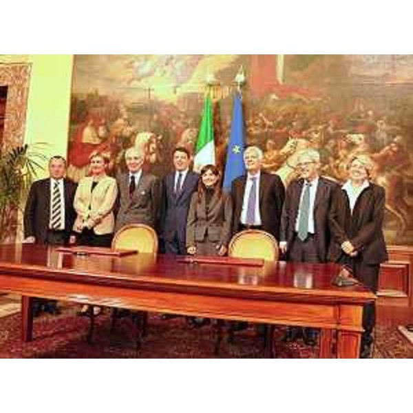 Federica Guidi (Ministro Sviluppo economico), Giovanni Arvedi (Presidente Gruppo Arvedi), Matteo Renzi (Presidente Consiglio Ministri), Debora Serracchiani (Presidente Regione Friuli Venezia Giulia), Gian Luca Galletti (Ministro Ambiente e Tutela Territorio e Mare), Claudio De Vincenti (Viceministro Sviluppo economico) e Marina Monassi (Presidente Autorità portuale Trieste) - Palazzo Chigi, Roma 21/11/2014