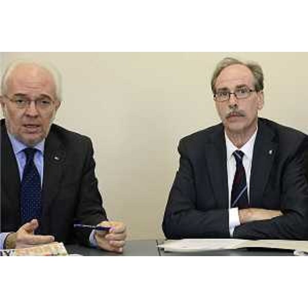 Alberto Miglietta (Amministratore delegato CONI Servizi) e Gianni Torrenti (Assessore regionale Sport) alla firma della Convenzione tra Regione Friuli Venezia Giulia e CONI Servizi per il Censimento e il Monitoraggio degli impianti sportivi del FVG - Trieste 21/11/2014
