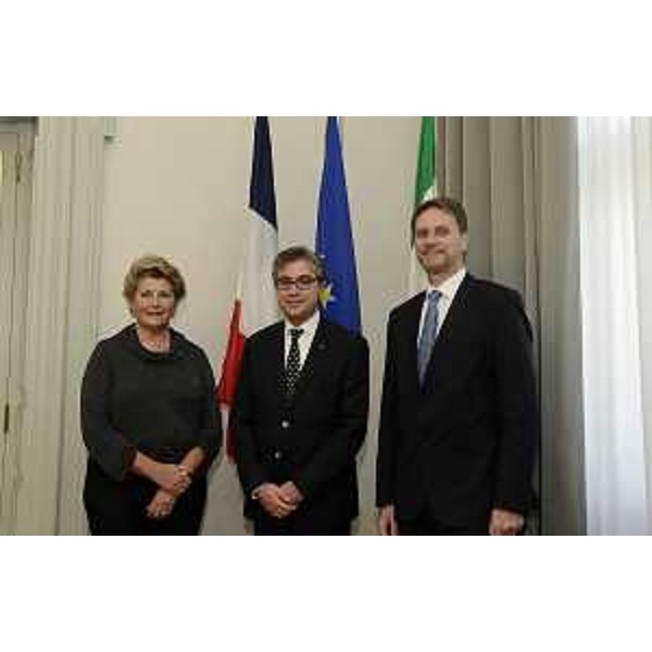 Christia Chiaruttini Leggeri (Console onorario Repubblica di Francia a Trieste), Francesco Peroni (Assessore regionale Finanze, Patrimonio, Coordinamento e Programmazione Politiche economiche e comunitarie) e Olivier Brochet (Console generale Repubblica di Francia a Milano), nella sede della Regione FVG - Trieste 21/11/2014