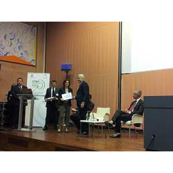 Sara Vito (Assessore regionale Ambiente ed Energia) riceve la menzione speciale alla Regione autonoma Friuli Venezia Giulia per il progetto "Prevenzione e riduzione dei rifiuti mediante il riutilizzo, a fini sociali, di prodotti invenduti" dal ministro dell'Ambiente e della Tutela del Territorio e del Mare Gian Luca Galletti, al Premio Whirlpool "Vivere a spreco zero" - Bologna 24/11/2014
