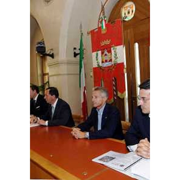 Riccardo Illy (Presidente Regione Friuli Venezia Giulia), Sergio Bolzonello (Sindaco Pordenone) ed Ezio Beltrame (Assessore regionale Salute) alla sottoscrizione della convenzione tra Comune di Pordenone, Ass 6, Azienda ospedaliera . (Pordenone 21/09/07)