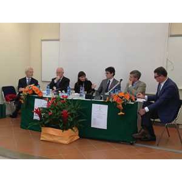 Debora Serracchiani (Presidente Regione Friuli Venezia Giulia) alla tavola rotonda "Pubblico, privato e sviluppo economico: obiettivi, attori e regole" - Udine 29/11/2014