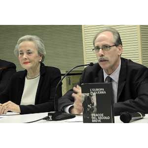 Maria Teresa Bassa Poropat (Presidente Provincia Trieste) e Gianni Torrenti (Assessore regionale Cultura FVG) alla presentazione della mostra "L'Europa in guerra. Tracce del secolo breve", al Magazzino delle Idee - Trieste 29/11/2014
