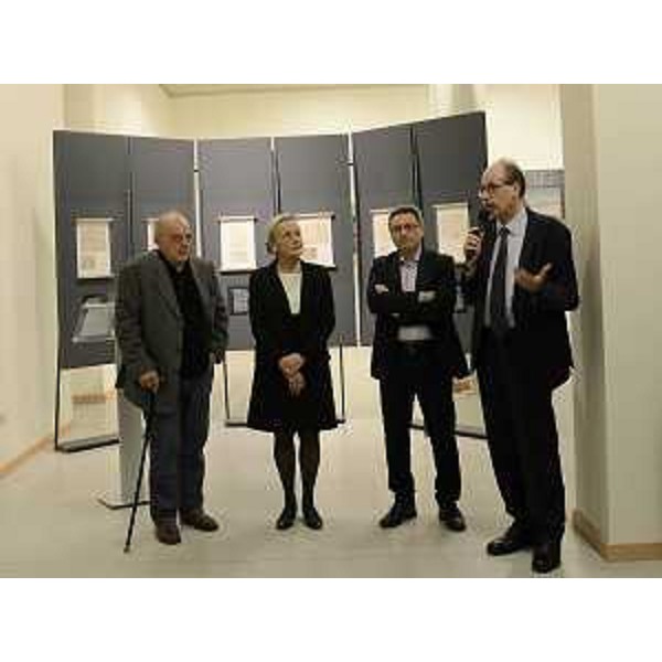 Piero del Giudice (Giornalista e scrittore, curatore mostra), Maria Teresa Bassa Poropat (Presidente Provincia Trieste), Claudio Martinelli (Direttore servizio Attività culturali Provincia autonoma Trento) e Gianni Torrenti (Assessore regionale Cultura FVG) alla presentazione della mostra "L'Europa in guerra. Tracce del secolo breve", al Magazzino delle Idee - Trieste 29/11/2014