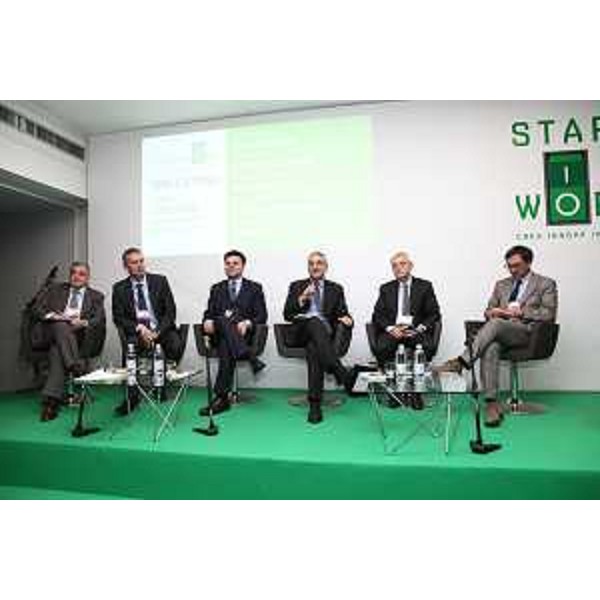 Giuseppe Graffi Brunoro (Presidente Federazione BCC FVG), Guido Nassimbeni (Presidente Friuli Innovazione), Marco Gay (Presidente Giovani Imprenditori Confindustria), Dario Di Vico (Giornalista Corriere della Sera), Piero Cappelletti (Direttore generale CRO Aviano) e Roberto Della Marina (Vicepresidente AREA Science Park) alla tavola rotonda in occasione della premiazione del concorso STARTUP FVG, nell'Aula Magna dell'ITST "J.F. Kennedy" - Pordenone 03/12/2014 (Foto Stefano Moso)