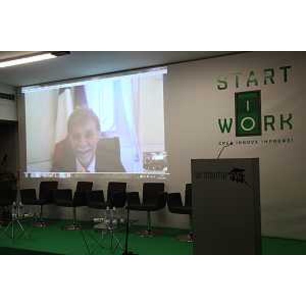Graziano Delrio (Sottosegretario Presidenza Consiglio Ministri), in videoconferenza, interviene alla tavola rotonda in occasione della premiazione del concorso STARTUP FVG, nell'Aula Magna dell'ITST "J.F. Kennedy" - Pordenone 03/12/2014 (Foto Stefano Moso)