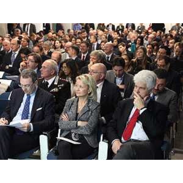 Sergio Bolzonello (Vicepresidente Regione FVG e assessore Attività produttive), Alessandra Vinciguerra (Viceprefetto vicario Pordenone) e Claudio Pedrotti (Sindaco Pordenone) alla premiazione del concorso STARTUP FVG, nell'Aula Magna dell'ITST "J.F. Kennedy" - Pordenone 03/12/2014 (Foto Stefano Moso)
