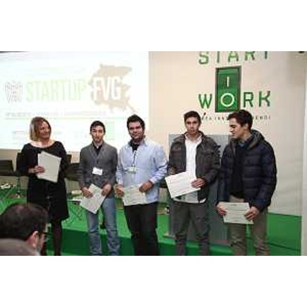 Antonietta Zancan (Dirigente scolastico ITST "J.F. Kennedy") con alcuni studenti alla premiazione del concorso STARTUP FVG, nell'Aula Magna dell'ITST "J.F. Kennedy" - Pordenone 03/12/2014 (Foto Stefano Moso)