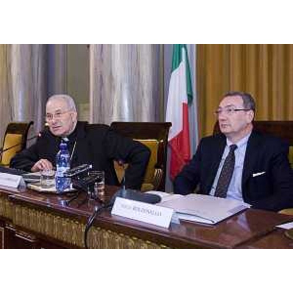 Giampaolo Crepaldi (Vescovo Trieste) e Sergio Bolzonello (Vicepresidente Regione FVG e assessore Attività produttive) al primo incontro della Cattedra di San Giusto, promosso dalla Diocesi di Trieste nella Sala Maggiore della CCIAA - Trieste 24/11/2014 (Foto Massimo Silvano)