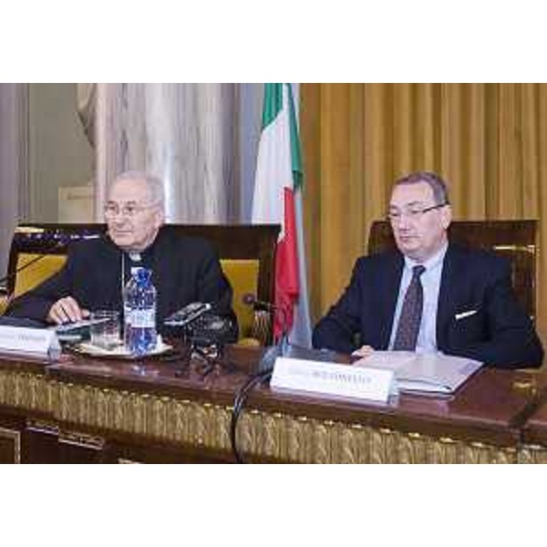 Giampaolo Crepaldi (Vescovo Trieste) e Sergio Bolzonello (Vicepresidente Regione FVG e assessore Attività produttive) al primo incontro della Cattedra di San Giusto, promosso dalla Diocesi di Trieste nella Sala Maggiore della CCIAA - Trieste 24/11/2014 (Foto Massimo Silvano)
