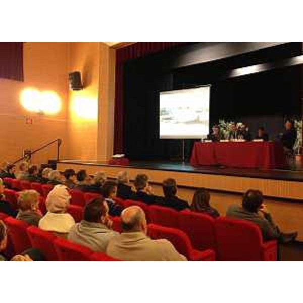 Sergio Bolzonello (Vicepresidente Regione FVG e assessore Attività produttive) e Debora Serracchiani (Presidente Regione Friuli Venezia Giulia) presentano il progetto per la realizzazione delle nuove Terme, nell'Auditorium Biagio Marin - Grado 04/12/2014