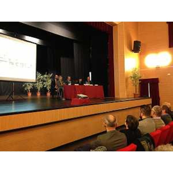 Sergio Bolzonello (Vicepresidente Regione FVG e assessore Attività produttive) e Debora Serracchiani (Presidente Regione Friuli Venezia Giulia) presentano il progetto per la realizzazione delle nuove Terme, nell'Auditorium Biagio Marin - Grado 04/12/2014