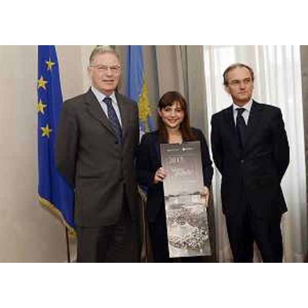 Valter Pezzarini [Presidente Pro Loco FVG - Comitato regionale FVG Unione Nazionale Pro Loco d'Italia (UNPLI)], Debora Serracchiani (Presidente Regione Friuli Venezia Giulia) e Giuseppe Morandini (Presidente Cassa di Risparmio Friuli Venezia Giulia) con "2015 con la nostra gente, un anno di eventi", calendario realizzato da Ca.Ri.FVG e Pro Loco FVG - Trieste 05/12/2014