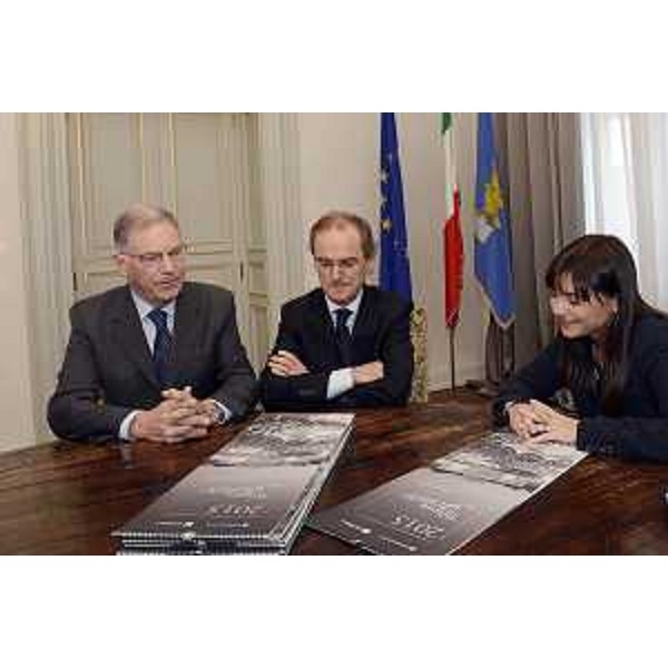 Valter Pezzarini [Presidente Pro Loco FVG - Comitato regionale FVG Unione Nazionale Pro Loco d'Italia (UNPLI)], Giuseppe Morandini (Presidente Cassa di Risparmio Friuli Venezia Giulia) e Debora Serracchiani (Presidente Regione Friuli Venezia Giulia) con "2015 con la nostra gente, un anno di eventi", calendario realizzato da Ca.Ri.FVG e Pro Loco FVG - Trieste 05/12/2014