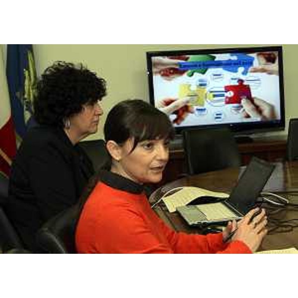Loredana Panariti (Assessore regionale Lavoro e Formazione) e Debora Serracchiani (Presidente Regione Friuli Venezia Giulia) alla conferenza stampa di presentazione delle nuove Politiche del Lavoro - Udine 06/12/2014