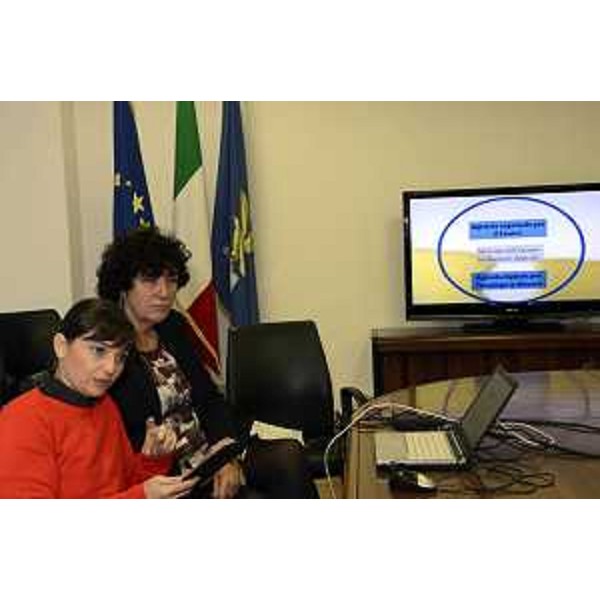 Loredana Panariti (Assessore regionale Lavoro e Formazione) e Debora Serracchiani (Presidente Regione Friuli Venezia Giulia) alla conferenza stampa di presentazione delle nuove Politiche del Lavoro - Udine 06/12/2014