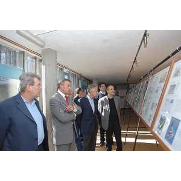 Riccardo Illy (Presidente Regione Friuli Venezia Giulia) visita la mostra del concorso fotografico "Cartoline da Budoia" e la mostra filatelica, presso la Parrocchia di Budoia. (Budoia 21/09/07)