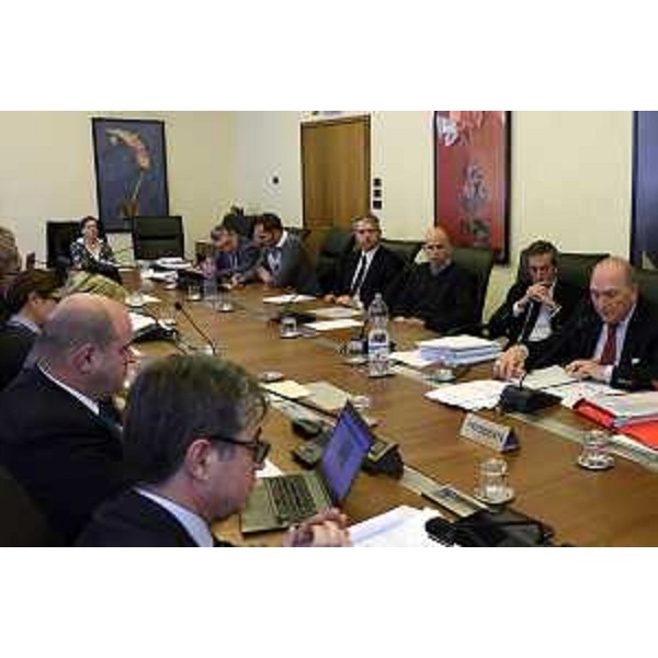 Vittorino Boem (Presidente IV Commissione consiliare) e Francesco Peroni (Assessore regionale Finanze, Patrimonio, Coordinamento e Programmazione Politiche economiche e comunitarie) durante l'audizione dei vertici di Aeroporto FVG S.p.A.: Sergio Dressi (Presidente), Paolo Stradi (Direttore generale) e Stefano Guerriero e Andrea Sarto (Dirigenti), in Consiglio regionale - Trieste 09/12/2014