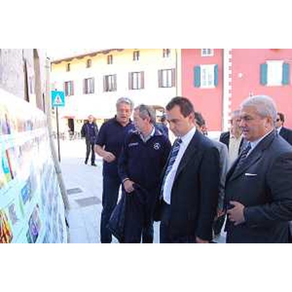 Guido Bertolaso (Capo Dipartimento nazionale Protezione civile) ed Ettore Rosato (Sottosegretario Interno) nel corso della Festa dell'equinozio d'autunno a Clauiano. (Clauiano 23/09/07)