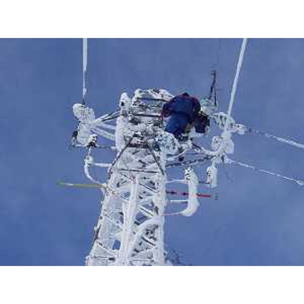 Tecnici dell'ENEL su un traliccio innevato (Foto ENEL)