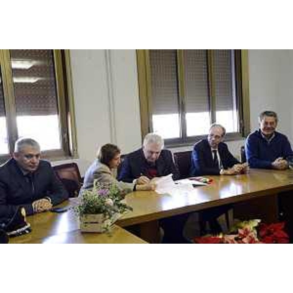 Claudio Cracovia (Questore Udine), Provvidenza Delfina Raimondo (Prefetto Udine), Walter Tosolini (Sindaco Nimis), Gianni Torrenti (Assessore regionale Solidarietà) e Luigi Gloazzo (Direttore Associazione Centro Caritas Arcidiocesi Udine Onlus) alla firma del Protocollo d'intesa sulle attività di volontariato degli immigrati richiedenti asilo, in Municipio - Nimis 11/12/2014