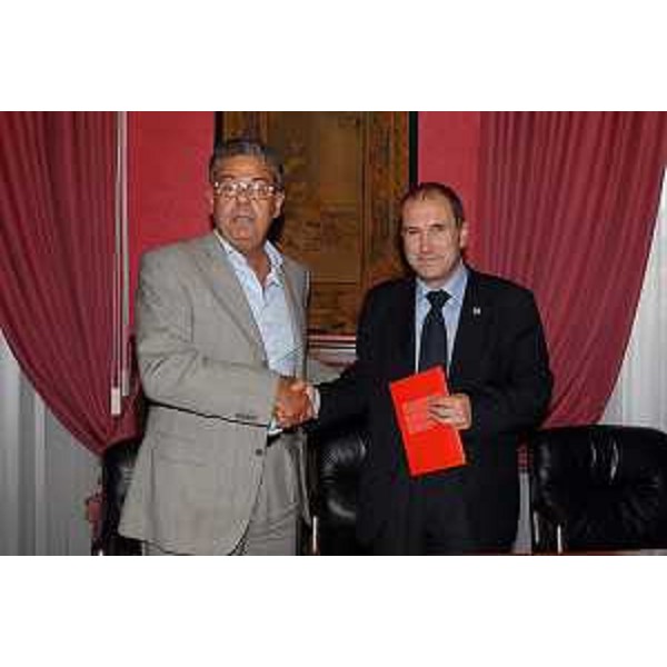 Roberto Antonaz (Assessore regionale Istruzione Cultura) con il ministro per la Solidarieta sociale Paolo Ferrero alla presentazione del volume "Confini/Migranti" sui risultati dell'applicazione della legge regionale 5/2005, presso la sede della Regione FVG a Roma. (Roma 24/09/07)