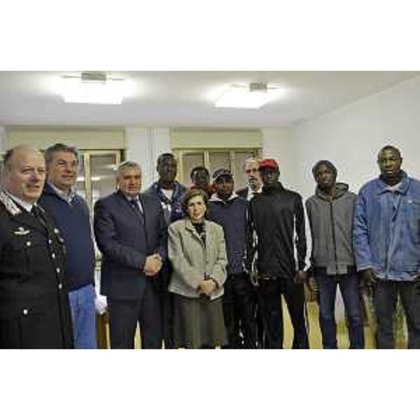 Luigi Gloazzo (Direttore Associazione Centro Caritas Arcidiocesi Udine Onlus), Claudio Cracovia (Questore Udine), Provvidenza Delfina Raimondo (Prefetto Udine) e Gianni Torrenti (Assessore regionale Solidarietà) con immigrati richiedenti asilo, in Municipio - Nimis 11/12/2014