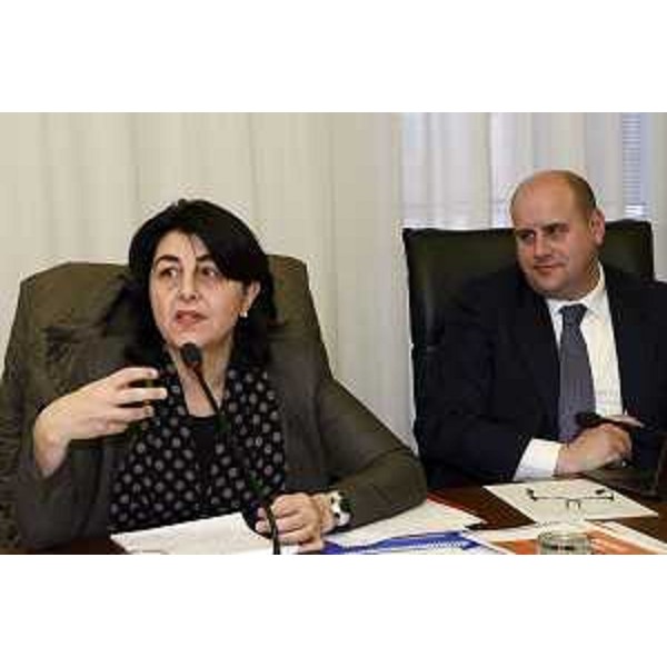 Mariagrazia Santoro (Assessore regionale Infrastrutture, Mobilità, Pianificazione territoriale, Lavori pubblici, Università) in audizione in IV Commissione sulla gara europea a procedura aperta per l'affido del Trasporto Pubblico Locale (TPL), accanto a Vittorino Boem (Presidente IV Commissione consiliare) - Trieste 11/12/2014