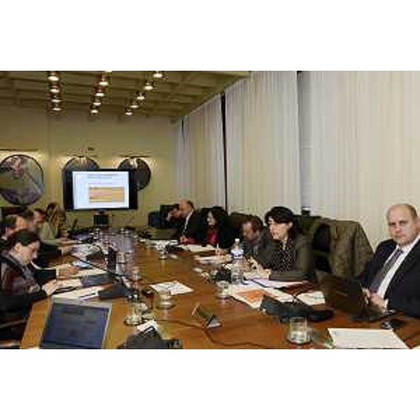 Mariagrazia Santoro (Assessore regionale Infrastrutture, Mobilità, Pianificazione territoriale, Lavori pubblici, Università) in audizione in IV Commissione sulla gara europea a procedura aperta per l'affido del Trasporto Pubblico Locale (TPL), accanto a Vittorino Boem (Presidente IV Commissione consiliare) - Trieste 11/12/2014