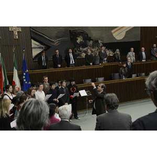 Debora Serracchiani (Presidente Regione Friuli Venezia Giulia) e Gianni Torrenti (Assessore regionale Cultura) durante l'esibizione del coro del Collegio del Mondo Unito di Duino, nel corso delle celebrazioni del Consiglio regionale in ricordo di Nelson Mandela, a 20 anni dall'elezione a presidente del Sudafrica - Trieste 12/12/2014