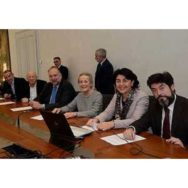 Stefano Dorbolò (Direttore amministrativo IRCCS Burlo Garofolo Trieste), Francesco Cobello (Direttore generale AOU "Ospedali Riuniti" Trieste), Roberto Cosolini (Sindaco Trieste), Maria Teresa Bassa Poropat (Presidente Provincia Trieste), Mariagrazia Santoro (Assessore regionale Infrastrutture) e Giuseppe Ferrara (Capo Compartimento ANAS FVG) alla firma dell'Accordo sul cronoprogramma del nuovo collegamento tra la Grande Viabilità Triestina e il Polo Ospedaliero di Cattinara - Trieste 12/12/2014