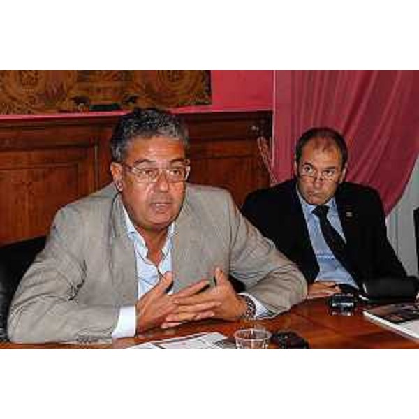 Roberto Antonaz (Assessore regionale Istruzione Cultura) con il ministro per la Solidarieta sociale Paolo Ferrero alla presentazione del volume "Confini/Migranti" sui risultati dell'applicazione della legge regionale 5/2005, presso la sede della Regione FVG a Roma. (Roma 24/09/07)