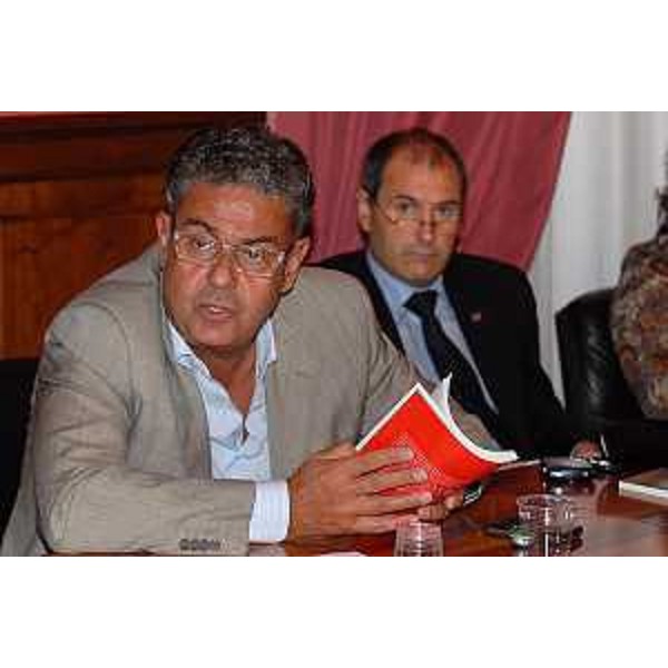 Roberto Antonaz (Assessore regionale Istruzione Cultura) con il ministro per la Solidarieta sociale Paolo Ferrero alla presentazione del volume "Confini/Migranti" sui risultati dell'applicazione della legge regionale 5/2005, presso la sede della Regione FVG a Roma. (Roma 24/09/07)