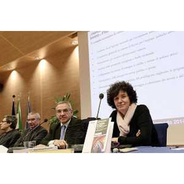 Ruggero Cortellino (Direttore centrale Lavoro, Formazione, Istruzione, Pari Opportunità, Politiche giovanili e Ricerca) e Loredana Panariti (Assessore regionale Lavoro) alla presentazione de "Il Mercato del Lavoro in Friuli Venezia Giulia. Rapporto 2014", nell'Auditorium della Regione FVG - Udine 16/12/2014